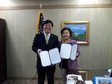 Jennifer Ahn (IMS 대표) 와 문선주 (펭귄소프트 대표)의 MOU 체결후 기념사진
